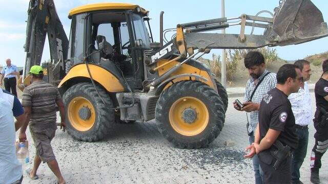 Görüntü kirliliği oluşturan yapıların yıkımında arbede! Taşlarla kepçelere saldırdılar