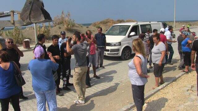 Görüntü kirliliği oluşturan yapıların yıkımında arbede! Taşlarla kepçelere saldırdılar