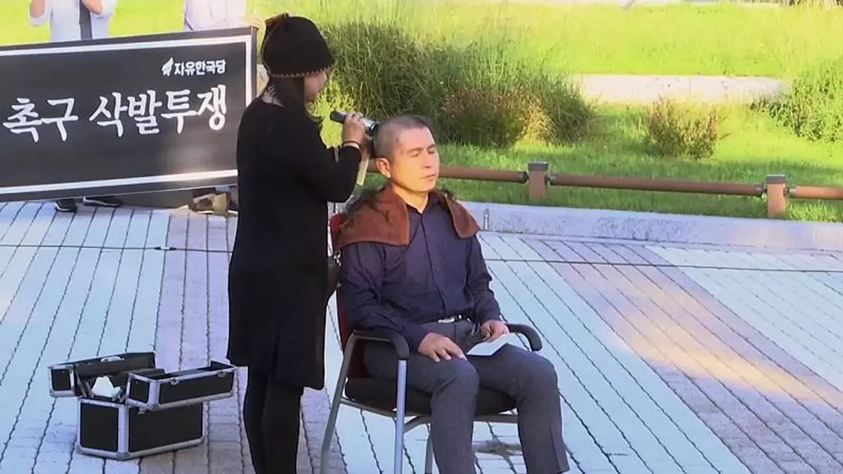 Güney Kore'de muhalefet lideri iktidarı protesto etmek için saçlarını kazıttı