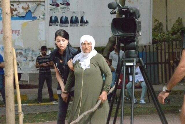 HDP önündeki eylemde gerginlik! Eline aldığı cisimle binaya saldırmaya çalıştı