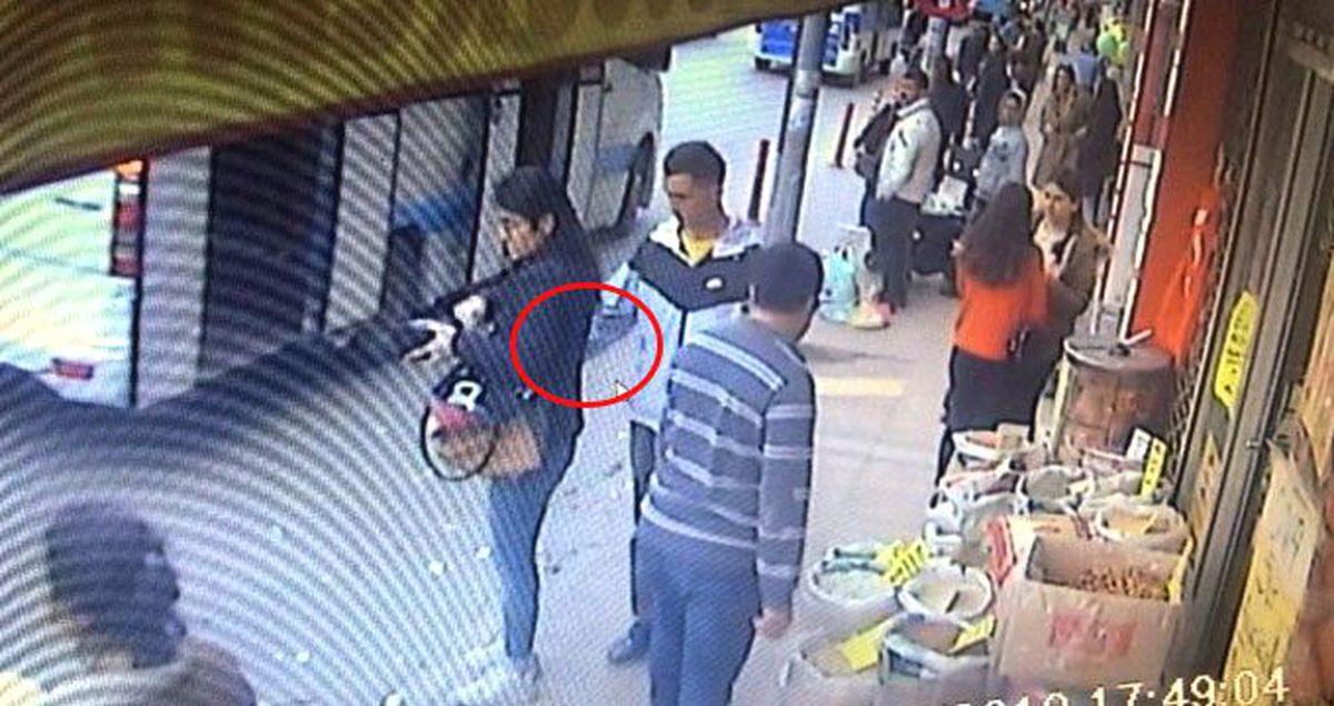 Herkesin gözü önünde kadının cebinden telefonu aldı