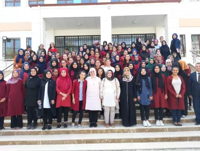 İmam Hatip Lisesinde kız öğrencilerle söyleşi