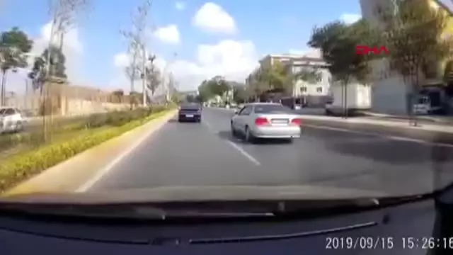 Makas atarak yarışan araçların kazası kamerada Makas atarak yarışan araçların kazası kamerada