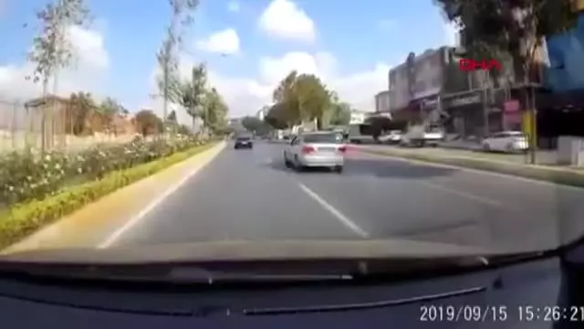 Makas atarak yarışan araçların kazası kamerada Makas atarak yarışan araçların kazası kamerada