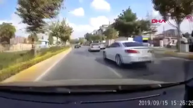 Makas atarak yarışan araçların kazası kamerada Makas atarak yarışan araçların kazası kamerada