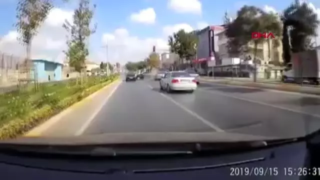 Makas atarak yarışan araçların kazası kamerada Makas atarak yarışan araçların kazası kamerada