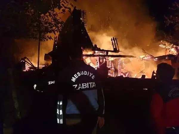 Ordu'da 4 ahşap ev yandı Ordu'da 4 ahşap ev yandı