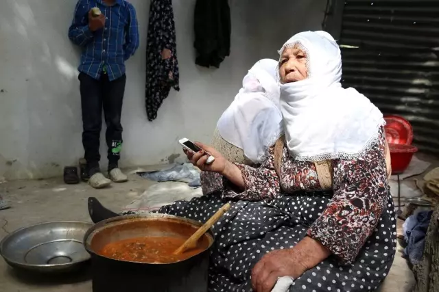 (Özel) Telefonla konuşmak için yüksek tepelere çıkıyorlar (Özel) Telefonla konuşmak için yüksek tepelere çıkıyorlar