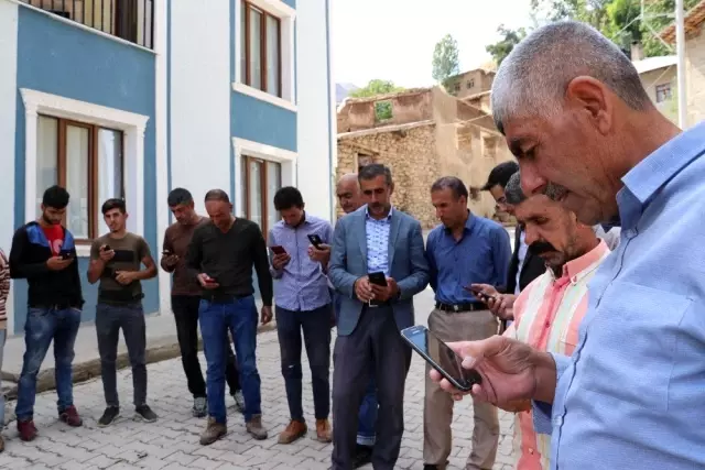 (Özel) Telefonla konuşmak için yüksek tepelere çıkıyorlar (Özel) Telefonla konuşmak için yüksek tepelere çıkıyorlar