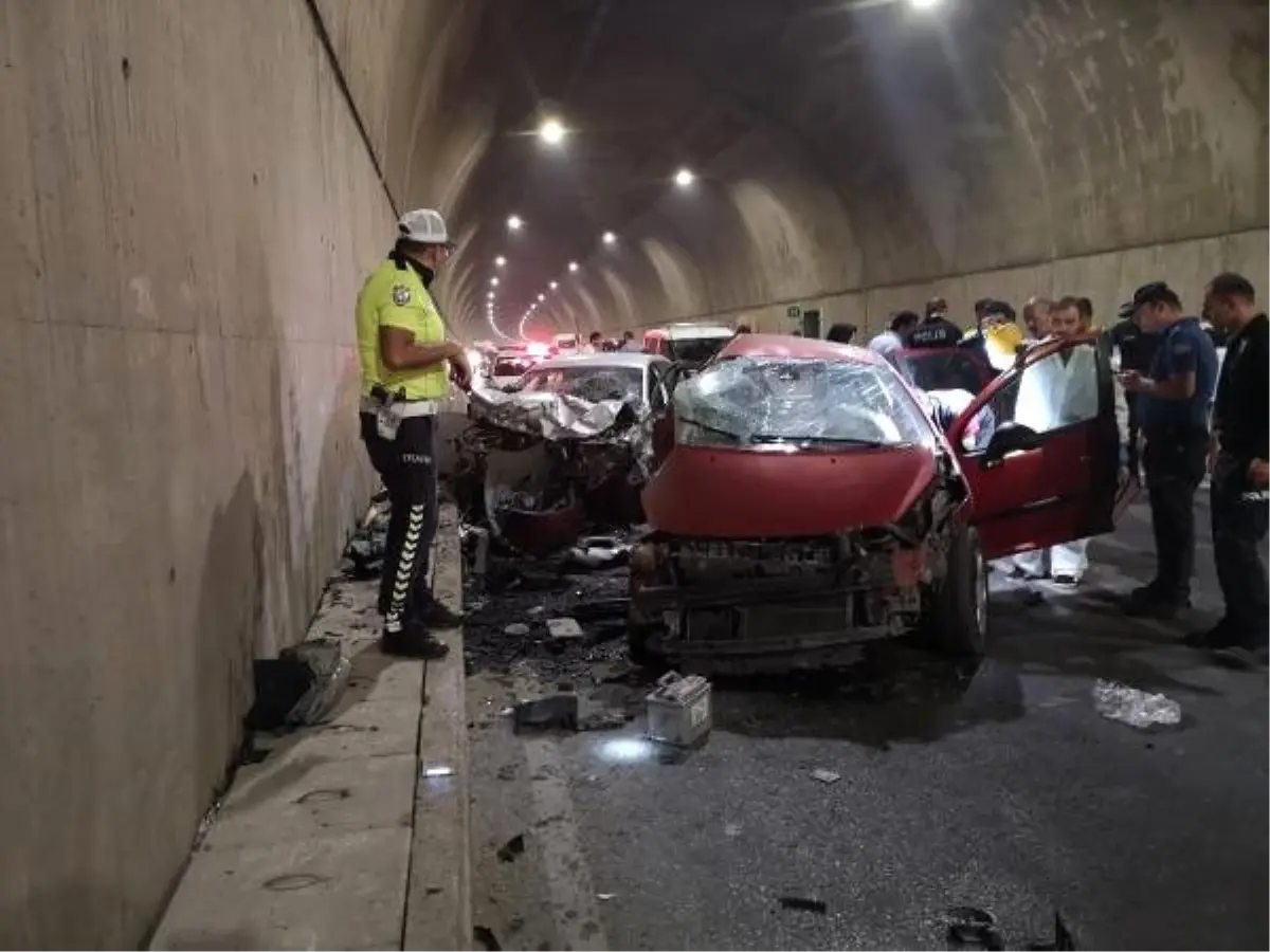 Pendik'te iki otomobil çarpıştı: 2 ölü, 1 yaralı