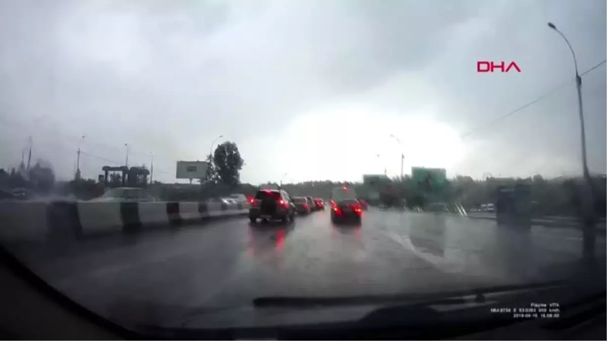 Rusya'da bir cipe yıldırım düştü