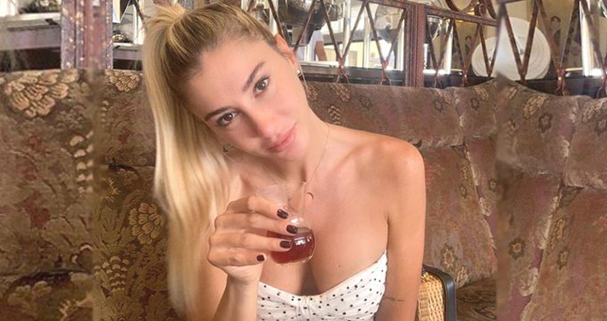 Şeyma Subaşı, ten rengi bluzu ve iç çamaşırsız pozuyla sosyal medyada olay oldu