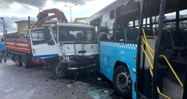Ümraniye'de kamyon otobüse çarptı: 9 yaralı