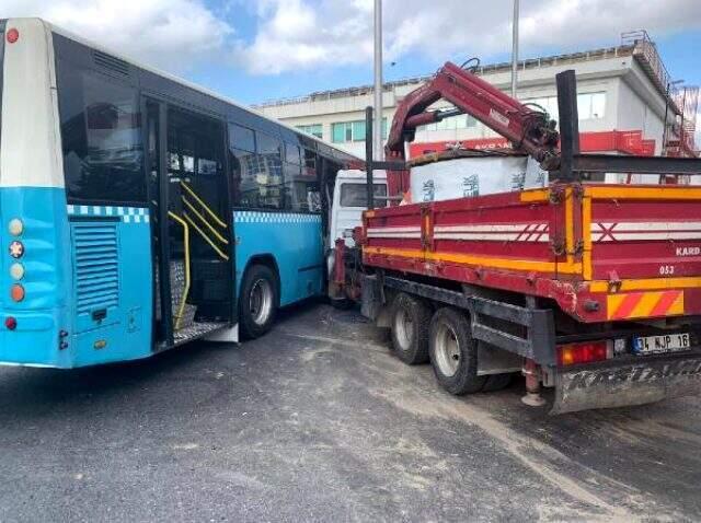 Son dakika! Ümraniye'de kamyon otobüse çarptı: 9 yaralı