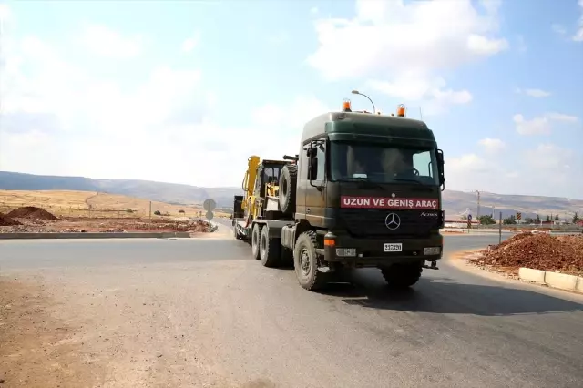 Suriye sınırına iş makinesi ve konteyner sevkiyatı Suriye sınırına iş makinesi ve konteyner sevkiyatı