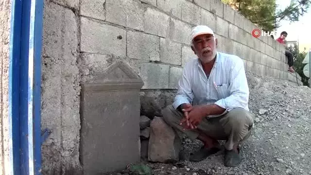 Tarihi mezar taşından duvar yaptı Tarihi mezar taşından duvar yaptı