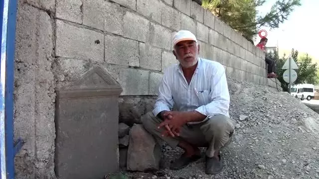 Tarihi mezar taşından duvar yaptı Tarihi mezar taşından duvar yaptı