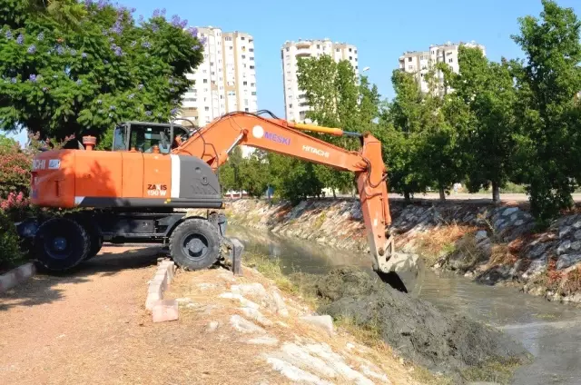Tarsus Kaleburcu Deresi temizleniyor Tarsus Kaleburcu Deresi temizleniyor