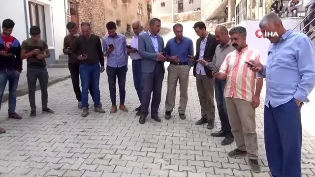 Telefonla konuşmak için yüksek tepelere çıkıyorlar Telefonla konuşmak için yüksek tepelere çıkıyorlar