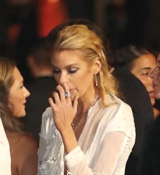 Victoria's Secret meleği Stella Maxwell, burnunu karıştırırken kameralara yakalandı