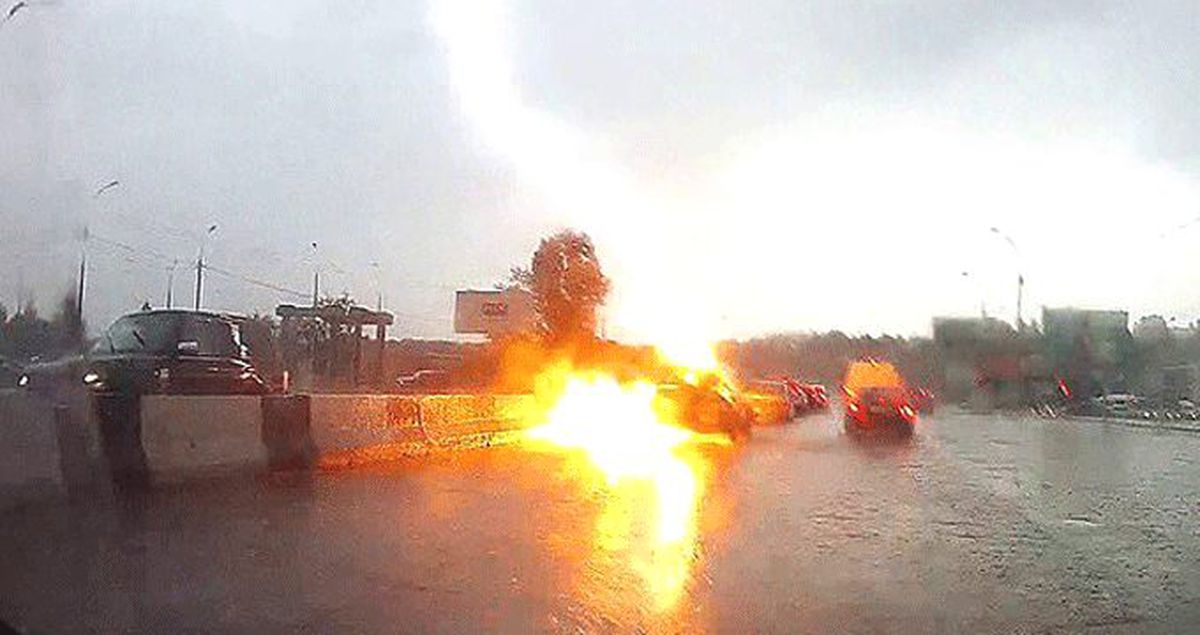 40 yaşındaki Anna Nakaznykh isimli kadının aracına üst üste iki kere yıldırım düştü