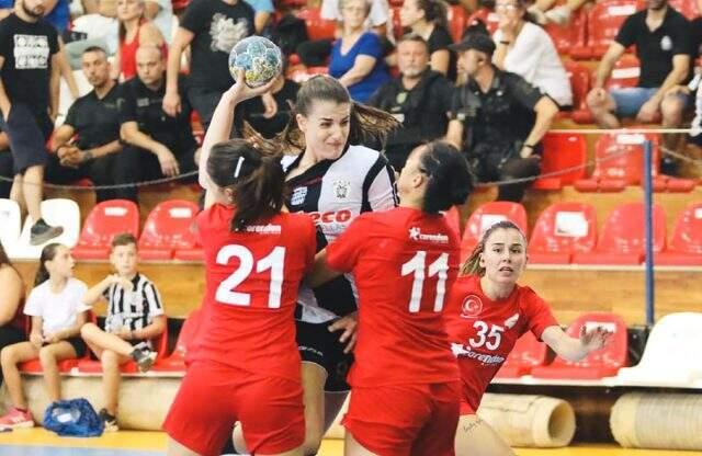 Yunanistan'da skandal! Türk bayrağına izin vermediler, kadın sporculara tükürdüler