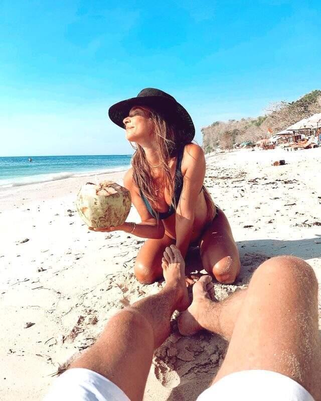 6 aylık hamile olan oyuncu Müge Boz, siyah bikinisiyle poz verdi