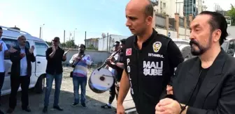 Mahmut Alan: Adnan Oktar'ın mağdur ettiği isim, mahkeme önünde davul zurna çaldırıp oynadı Mahmut Alan: Adnan Oktar'ın mağdur ettiği isim, mahkeme önünde davul zurna çaldırıp oynadı