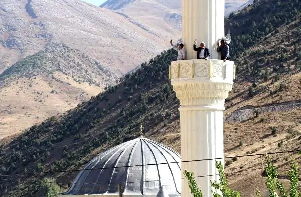 Mahalle sakinleri, cami minaresine çıkarak telefonla konuşabiliyor Mahalle sakinleri, cami minaresine çıkarak telefonla konuşabiliyor