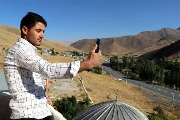 Mahalle sakinleri, cami minaresine çıkarak telefonla konuşabiliyor Mahalle sakinleri, cami minaresine çıkarak telefonla konuşabiliyor