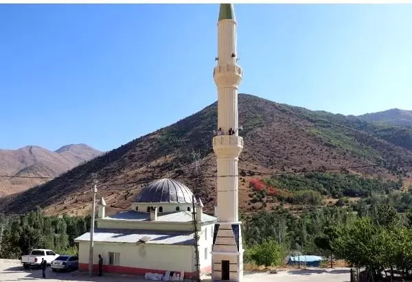 Mahalle sakinleri, cami minaresine çıkarak telefonla konuşabiliyor Mahalle sakinleri, cami minaresine çıkarak telefonla konuşabiliyor