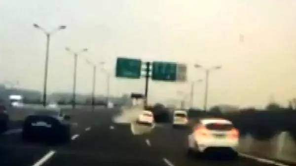 Çin'de akılalmaz kaza: refüje çarpan otomobil dik durdu Çin'de akılalmaz kaza: refüje çarpan otomobil dik durdu