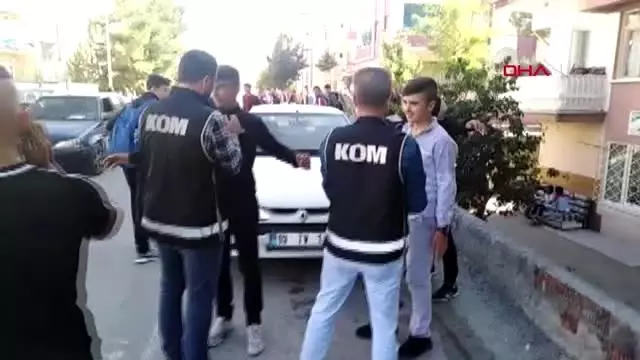 Çorum'da aranan 5 kişi okul önünde yakalandı