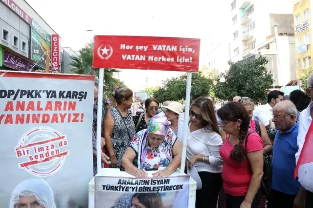 Diyarbakır'daki annelere destek verip, HDP'nin kapatılması için imza kampanyası başlattılar Diyarbakır'daki annelere destek verip, HDP'nin kapatılması için imza kampanyası başlattılar