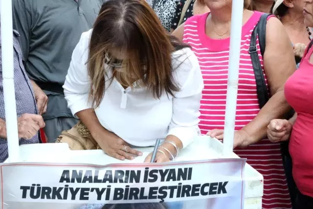 Diyarbakır'daki annelere destek verip, HDP'nin kapatılması için imza kampanyası başlattılar Diyarbakır'daki annelere destek verip, HDP'nin kapatılması için imza kampanyası başlattılar
