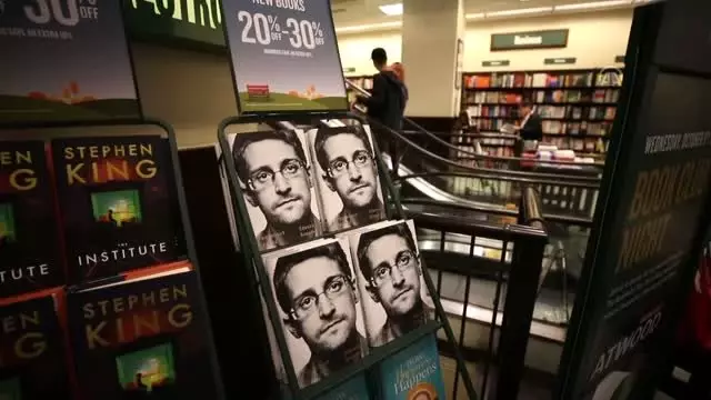 Edward Snowden'ın anılarını yazdığı 'Permanent Record' adlı kitabı piyasaya çıktı - NEW