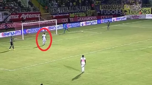 Fenerbahçe - Alanyaspor maçında kural hatası olduğu iddiası tartışma yarattı Fenerbahçe - Alanyaspor maçında kural hatası olduğu iddiası tartışma yarattı