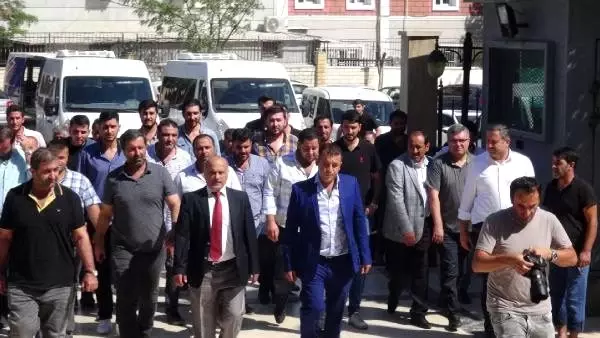 Firari cinayet şüphelisi yakınlarıyla adliyeye gelerek teslim oldu