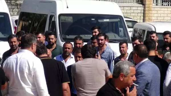 Firari cinayet şüphelisi yakınlarıyla adliyeye gelerek teslim oldu Firari cinayet şüphelisi yakınlarıyla adliyeye gelerek teslim oldu