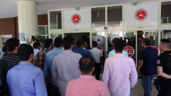 Firari cinayet şüphelisi yakınlarıyla adliyeye gelerek teslim oldu Firari cinayet şüphelisi yakınlarıyla adliyeye gelerek teslim oldu