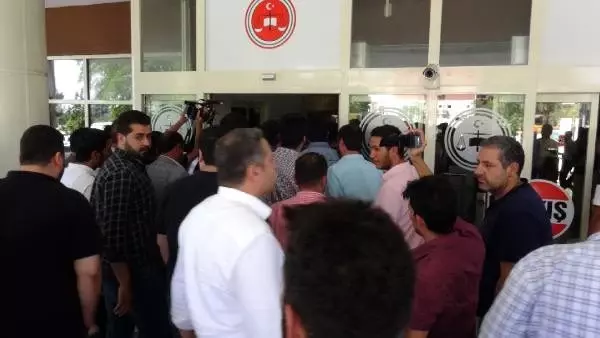Firari cinayet şüphelisi yakınlarıyla adliyeye gelerek teslim oldu Firari cinayet şüphelisi yakınlarıyla adliyeye gelerek teslim oldu