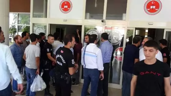 Firari cinayet şüphelisi yakınlarıyla adliyeye gelerek teslim oldu Firari cinayet şüphelisi yakınlarıyla adliyeye gelerek teslim oldu