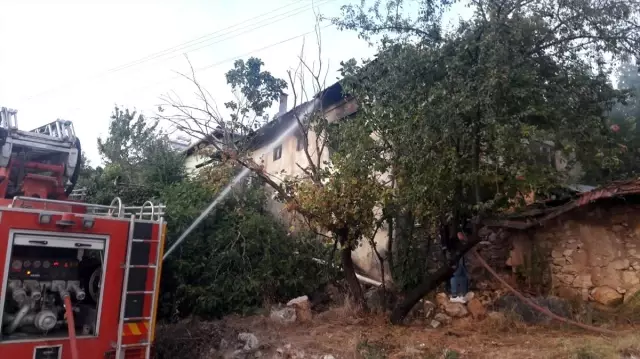 Gölpazarı'nda iki katlı ahşap ev yandı