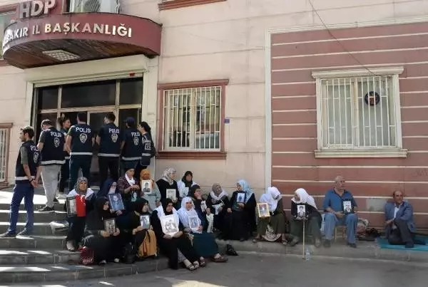 Hdp önündeki eylemde 15'inci gün; aile sayısı 36 oldu Hdp önündeki eylemde 15'inci gün; aile sayısı 36 oldu