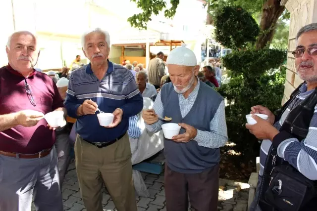 Kemer, Elmalı ve İbradı'da vatandaşlara aşure ikram edildi Kemer, Elmalı ve İbradı'da vatandaşlara aşure ikram edildi