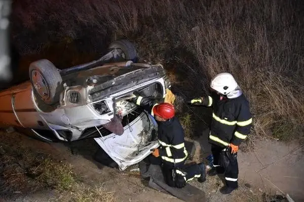 Kırıkkale'de otomobil trapez kanala devrildi: 2 yaralı