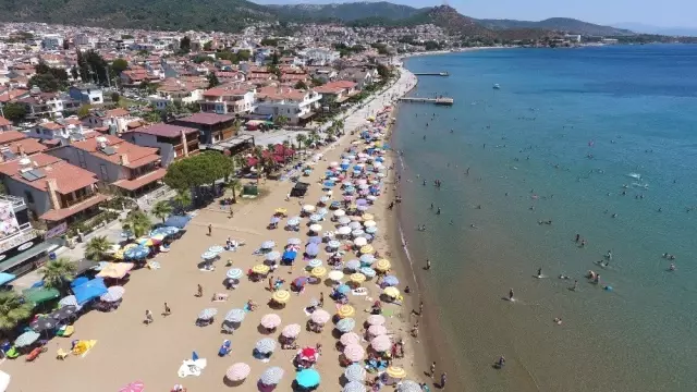 Menderes sahillerinde sezon devam ediyor Menderes sahillerinde sezon devam ediyor