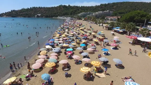 Menderes sahillerinde sezon devam ediyor Menderes sahillerinde sezon devam ediyor