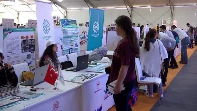 Öğrenciler, TEKNOFEST kapsamında kurulan AFAD çadırında projelerini sergiliyor