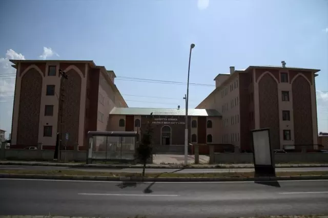 Okula yeni başlayan öğrencileri karanfillerle karşıladılar Okula yeni başlayan öğrencileri karanfillerle karşıladılar